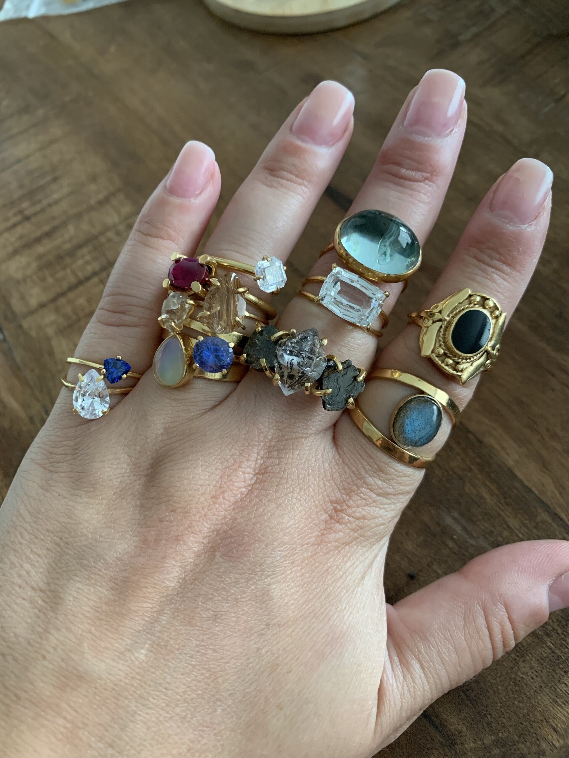 Diverse handgemaakte zilveren en goldplated ringen met diverse edelstenen