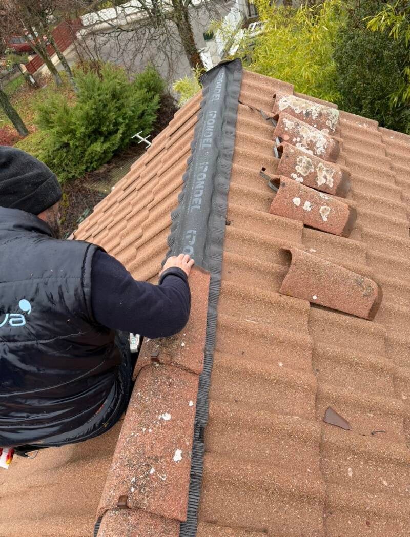 Artisan SAVA Rénovation intervenant sur une toiture en Haute-Savoie