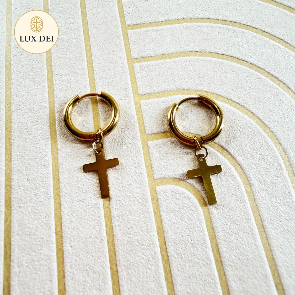 ✝️ Boucles d’Oreilles Croix Minimalistes – Acier Inoxydable Doré ou Noir