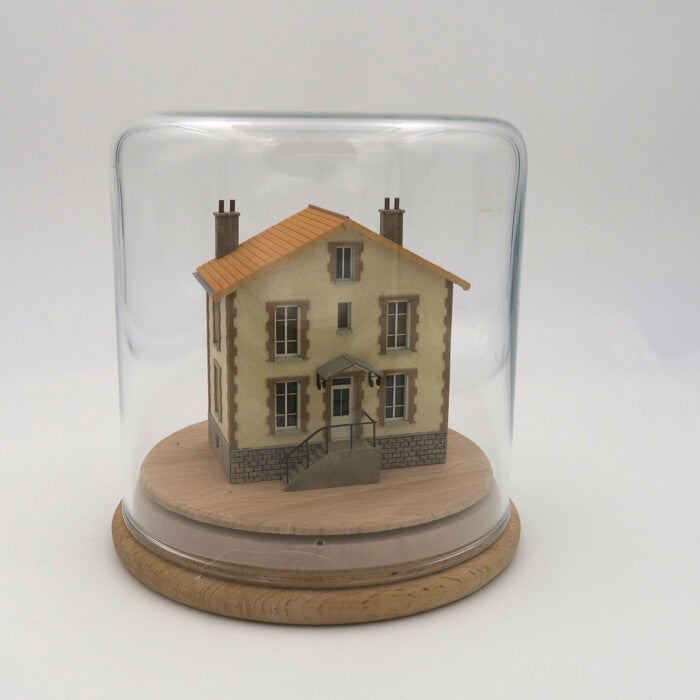 Délicieuse miniature d'une maison en meulière