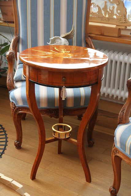 kleines Tischchen um 1870