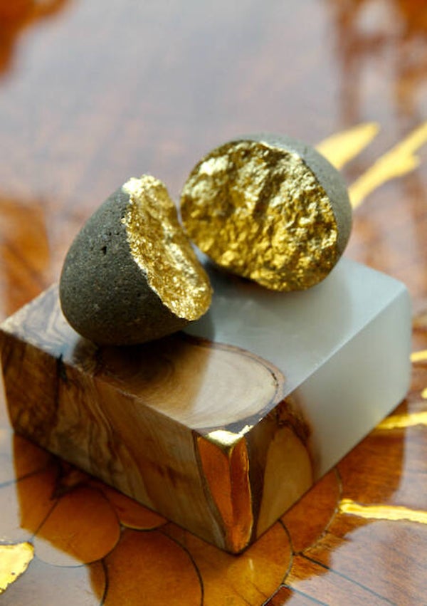 Aarestein, vergoldet mit Sockel