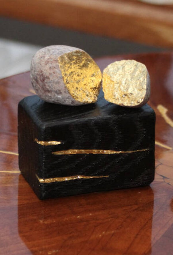 Aarestein, vergoldet mit Sockel