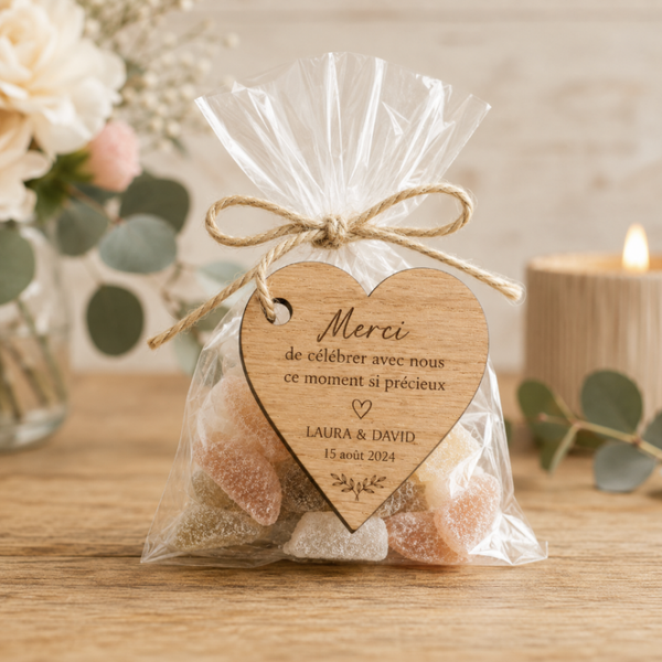 Cœur en bois personnalisé – Étiquette pour sachet de dragées et cadeaux invités