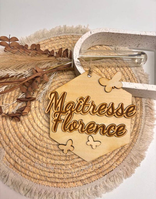 Plaque en bois personnalisée – Statut et prénom en relief