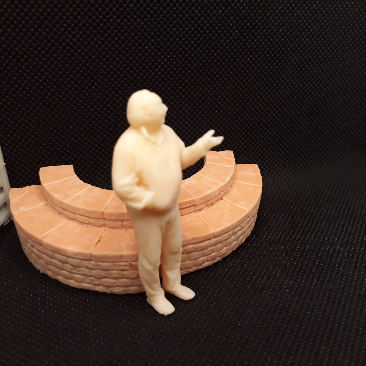 K083 Mann "diskutierend"