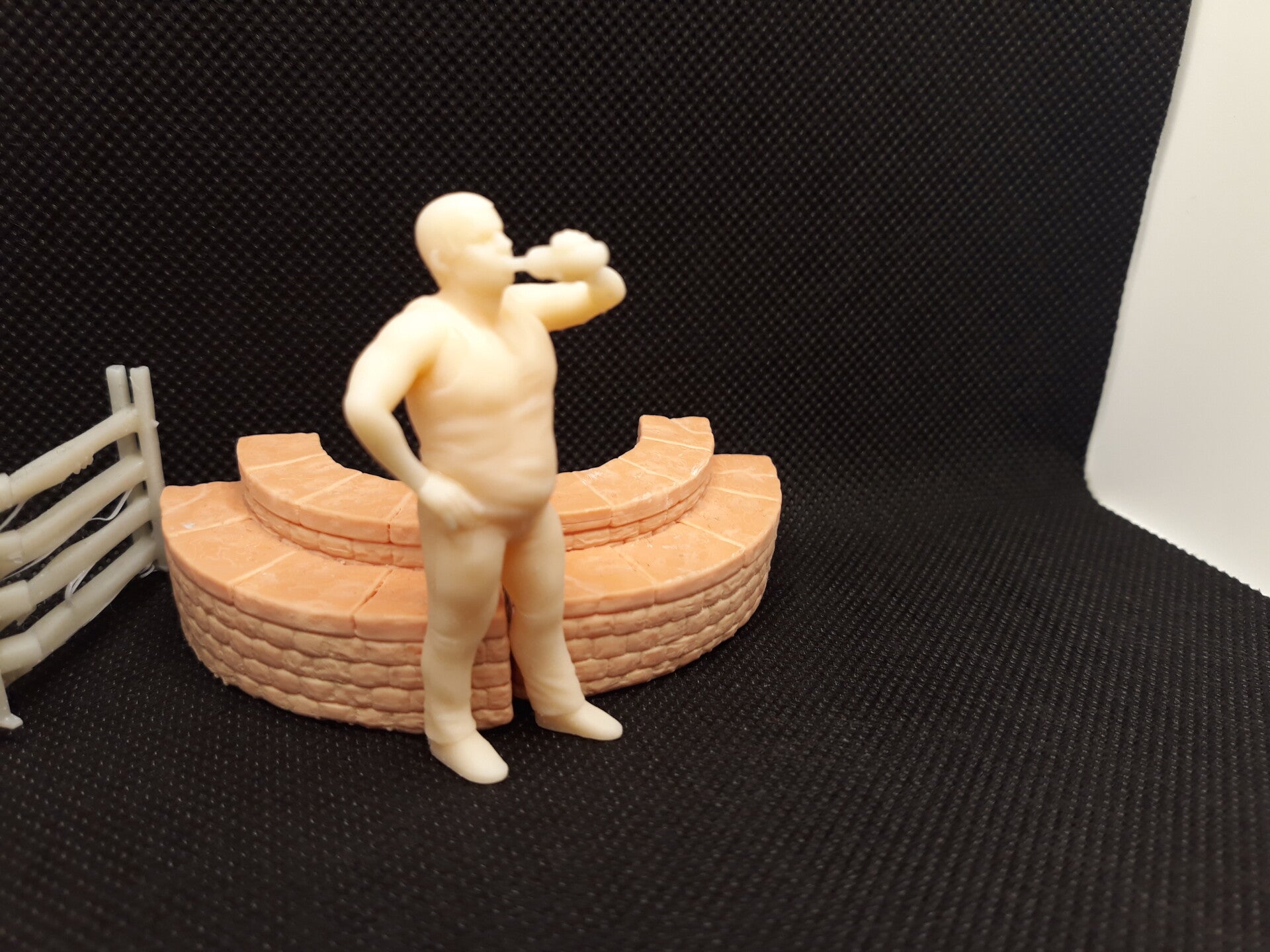 K078 Mann mit Flaschen trinkend