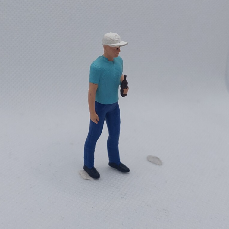 K077 Mann mit Flasche / Dose