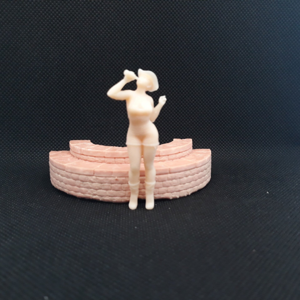 K076 Frau mit Flasche trinkend