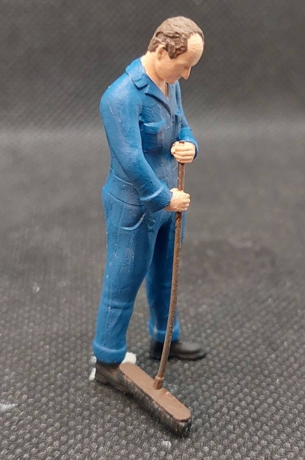 K040 Mechaniker mit Besen