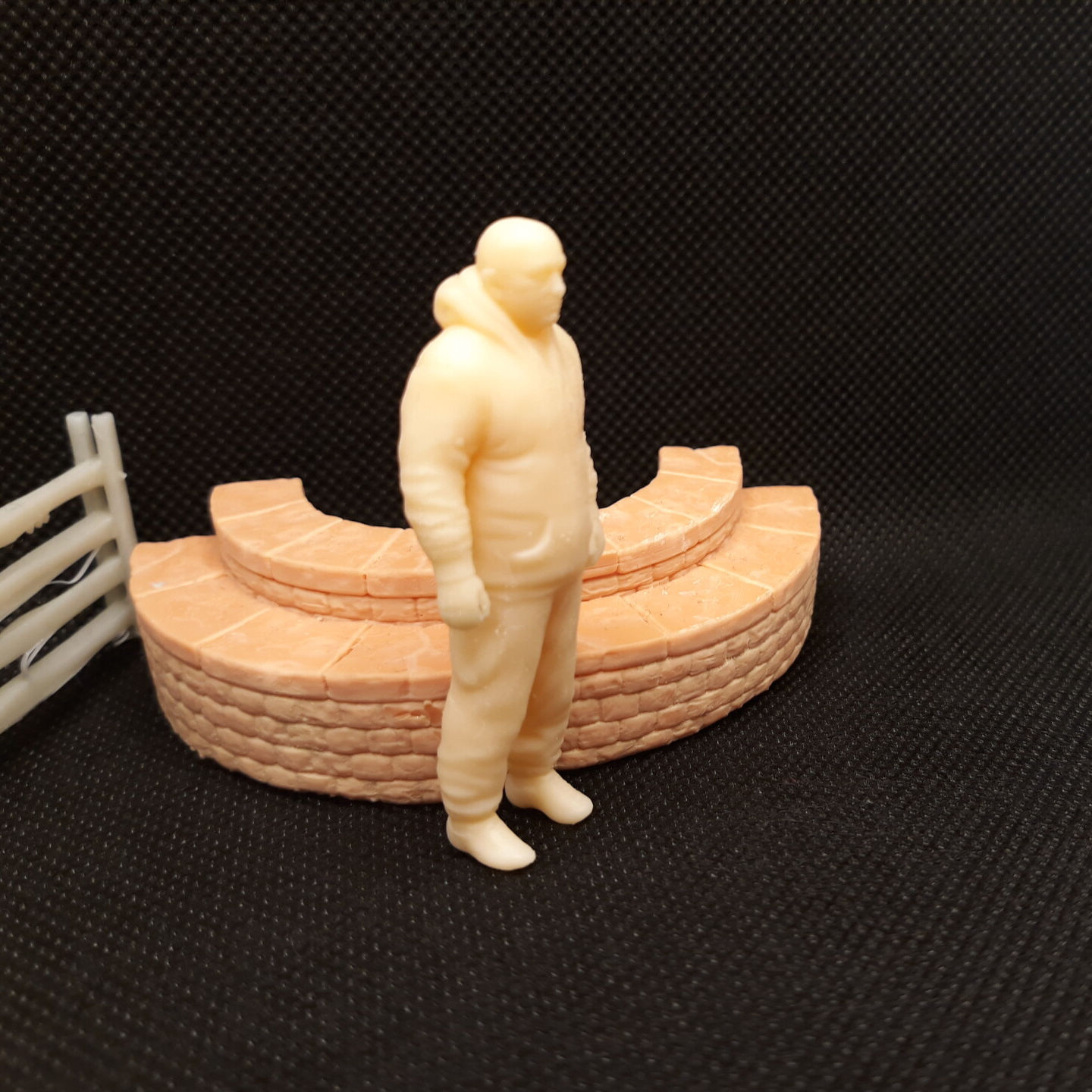 K082 Mann mit Sweater stehend