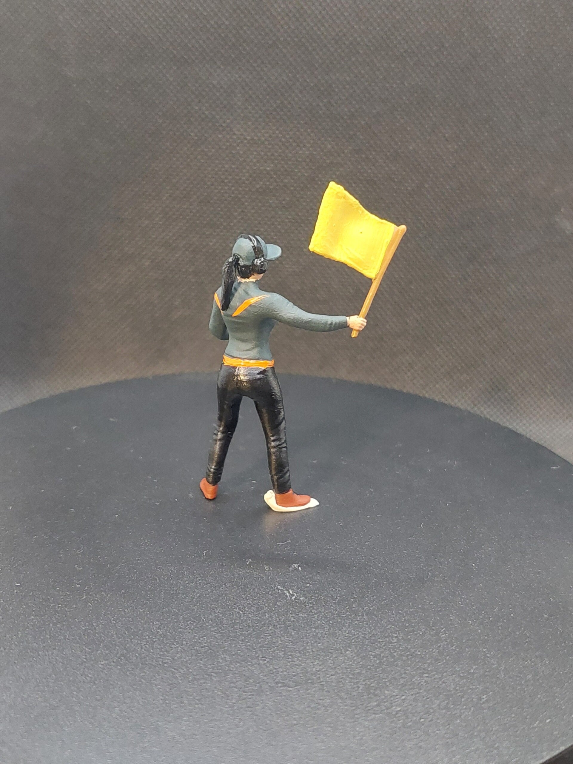 K066 Streckenposten Frau mit Fahne