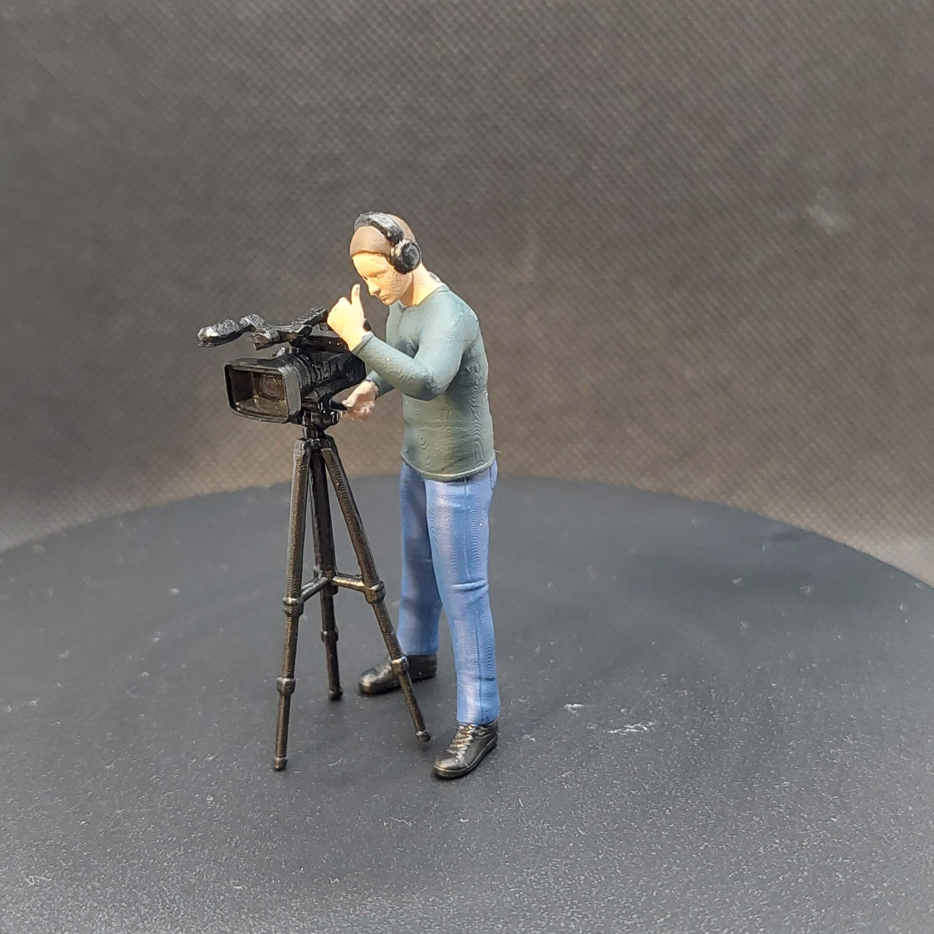 K000 Mann mit Stativkamera