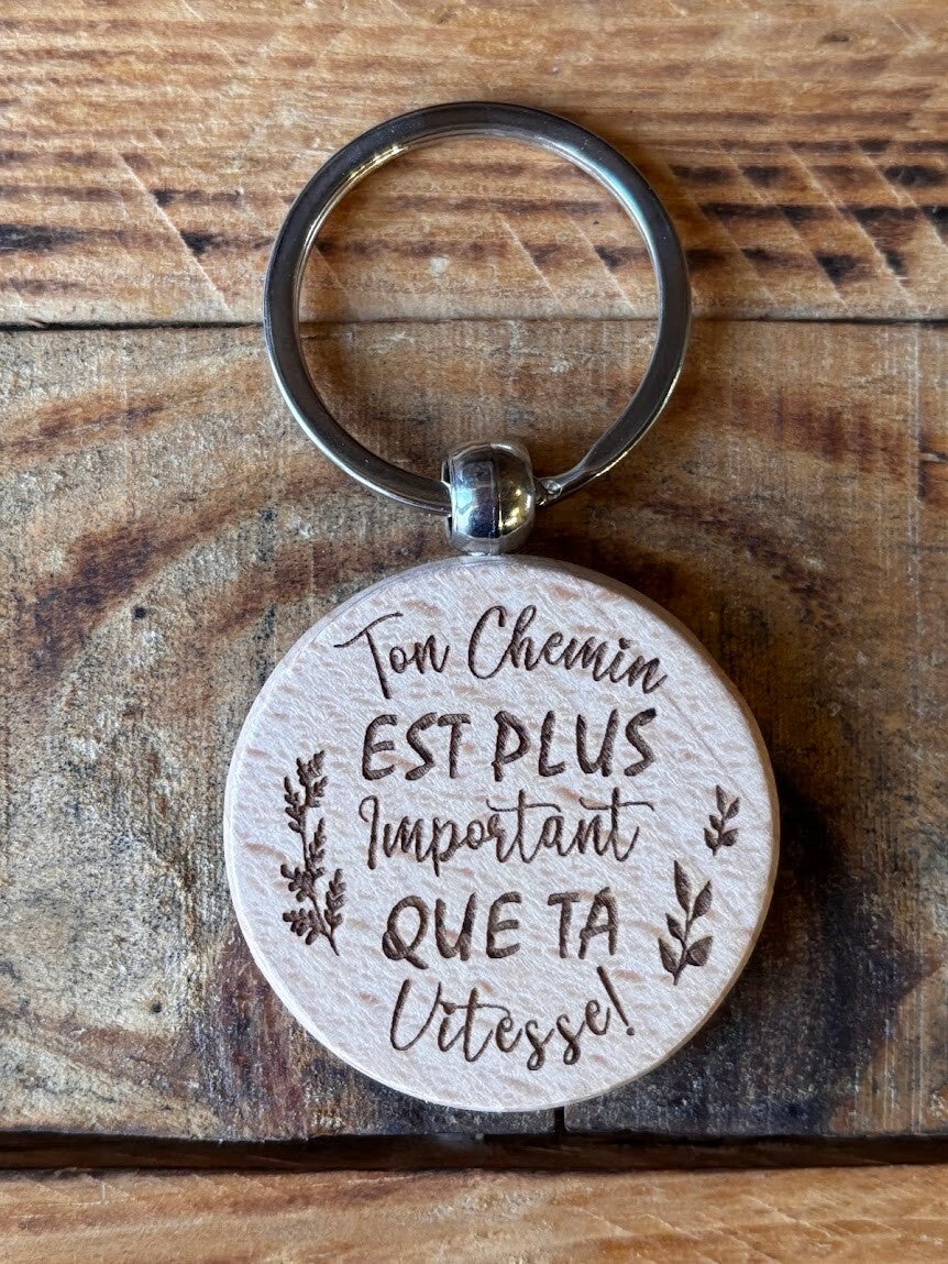 Porte-clés rond en bois de hêtre brut "Ton chemin est plus important que ta vitesse..."