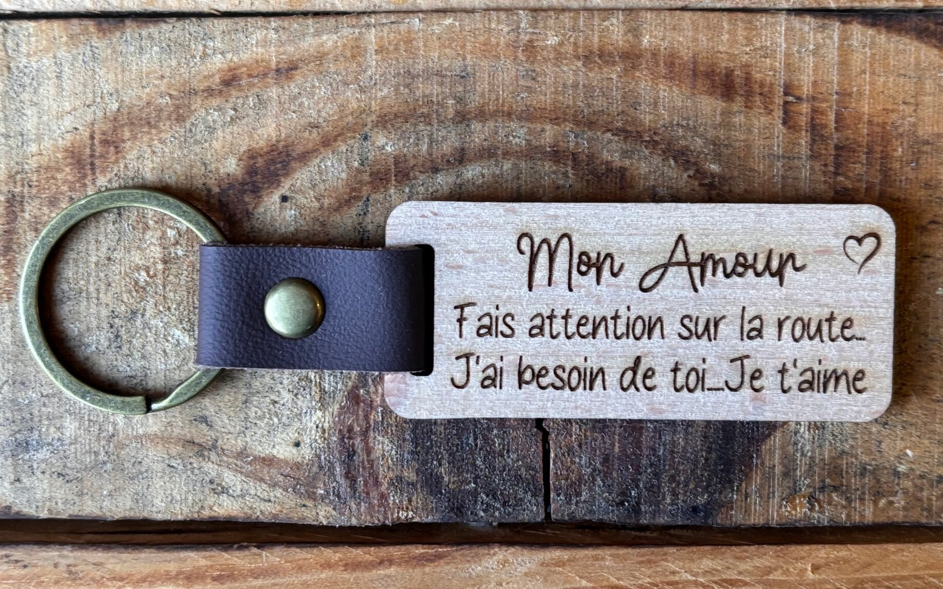 Porte-clés en bois de hêtre brut "Mon amour, fais attention sur la route. J'ai besoin de toi...Je t'aime"