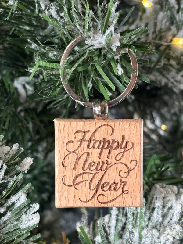 Porte-clés carré en bois de hêtre brut "Happy New Year"
