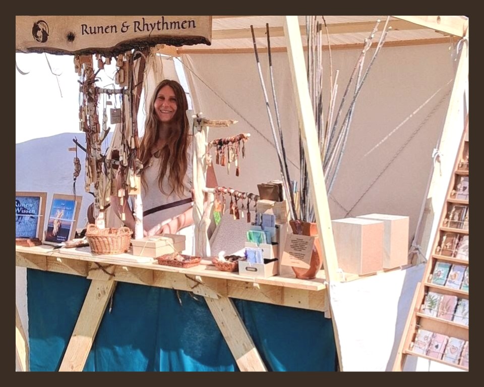 Litha Menan im Marktstand von Runen & Rhythmen