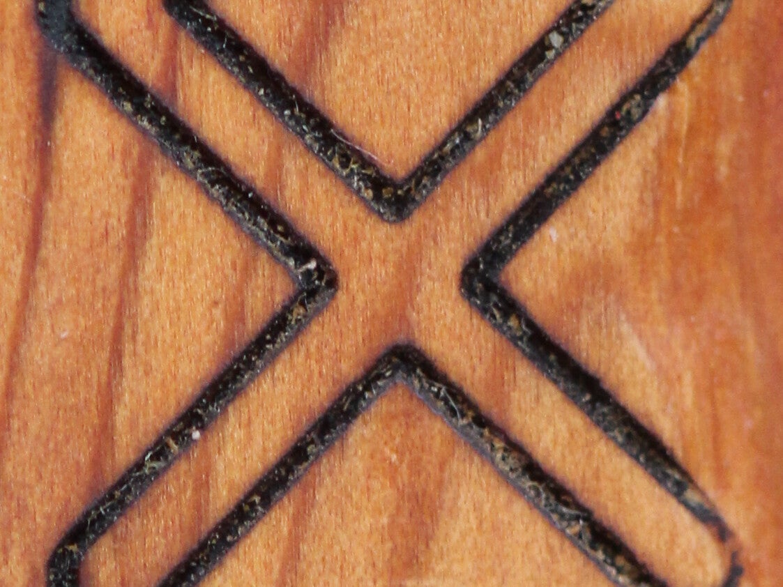 gelasterte Rune mit Bernsteinumrandung