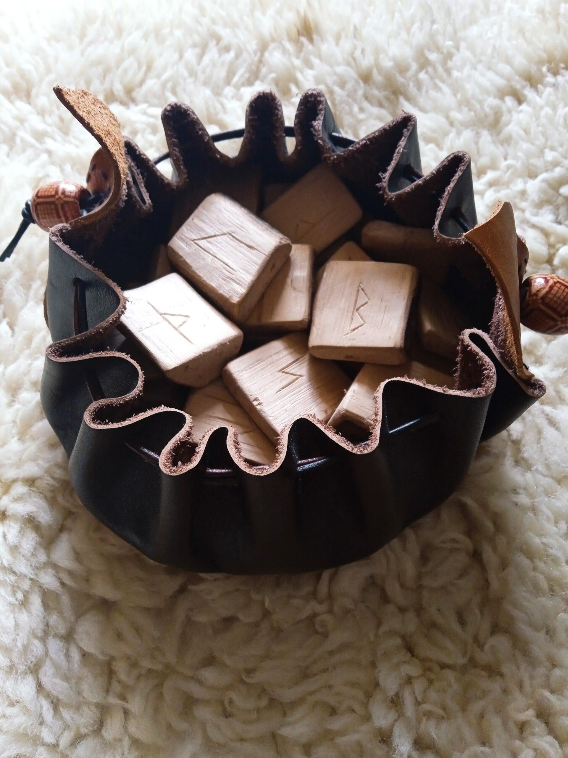 ehemaliges Runenset im Lederbeutel