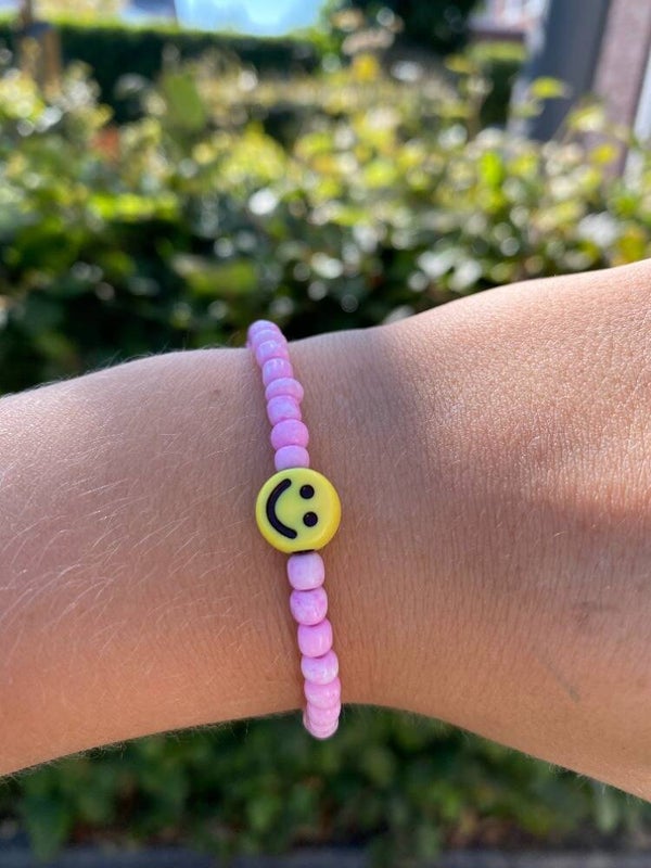 armbandje roze en geel