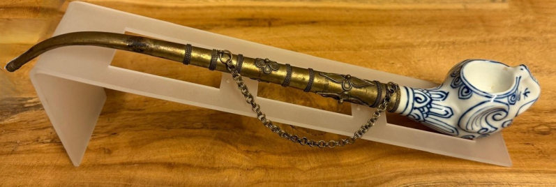 Vintage Oosterse porseleinen pijp met metalen steel – decoratief curiosa object