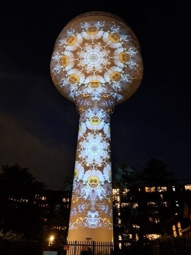 Kunstlicht en projectie op watertoren in amsterdam