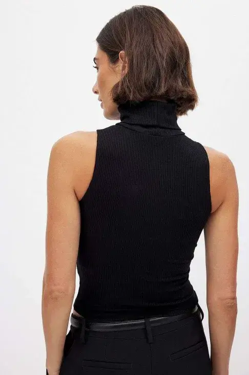 Rückenansicht Frau mit schwarzem Kleid