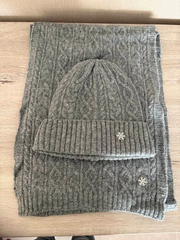 Grijze sjaal met muts