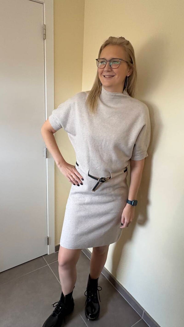 Gebreid beige kleedje met riem