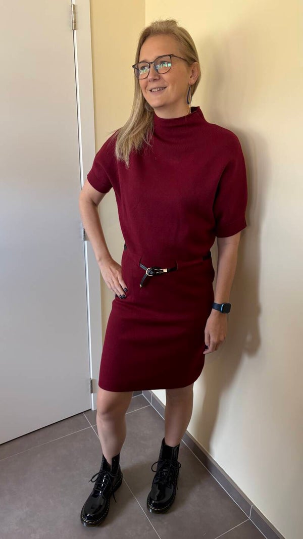 Gebreid bordeaux kleedje met riem