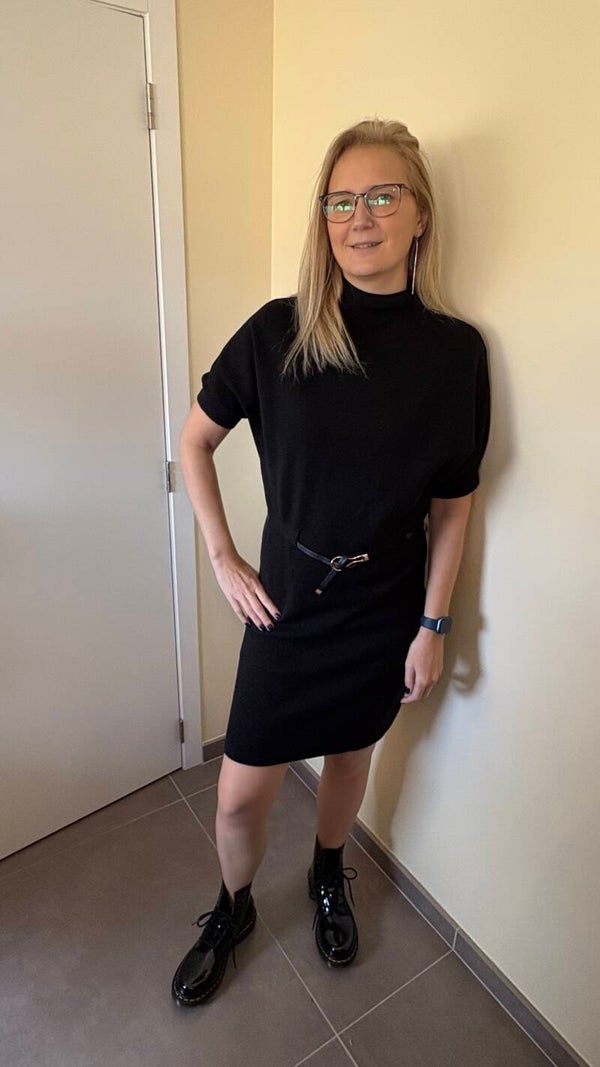 Gebreid zwart kleedje met riem