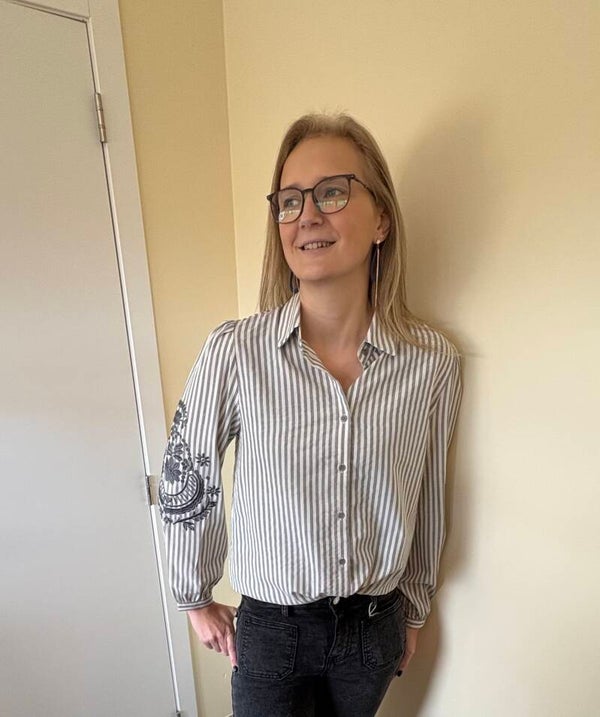 Grijze gestreepte blouse met accentmouw