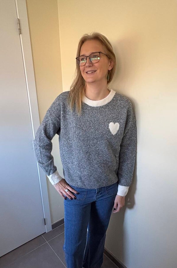 Grijze pull met hartje