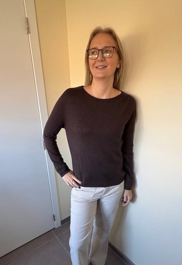 Dunne gebreide donkerbruine pull