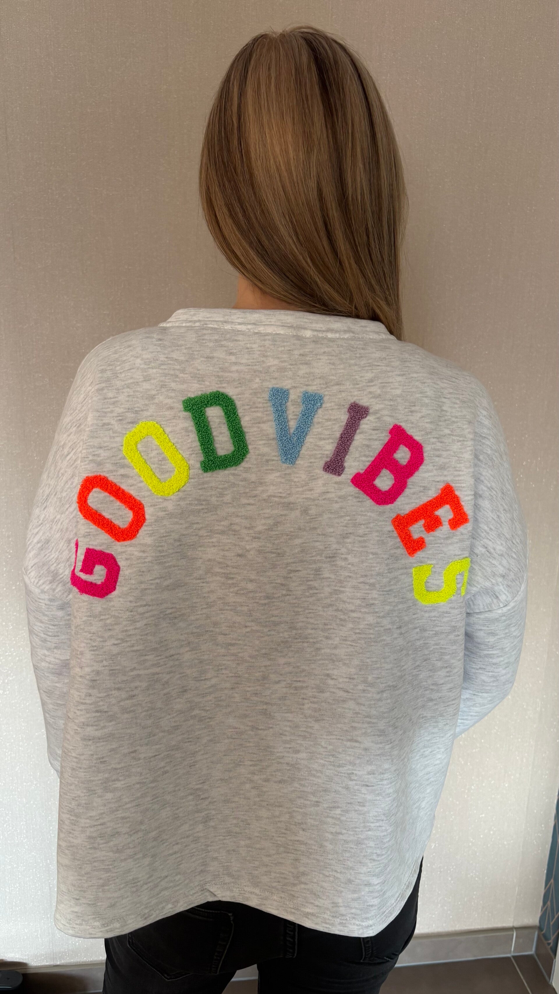 Grijze sweater good vibes