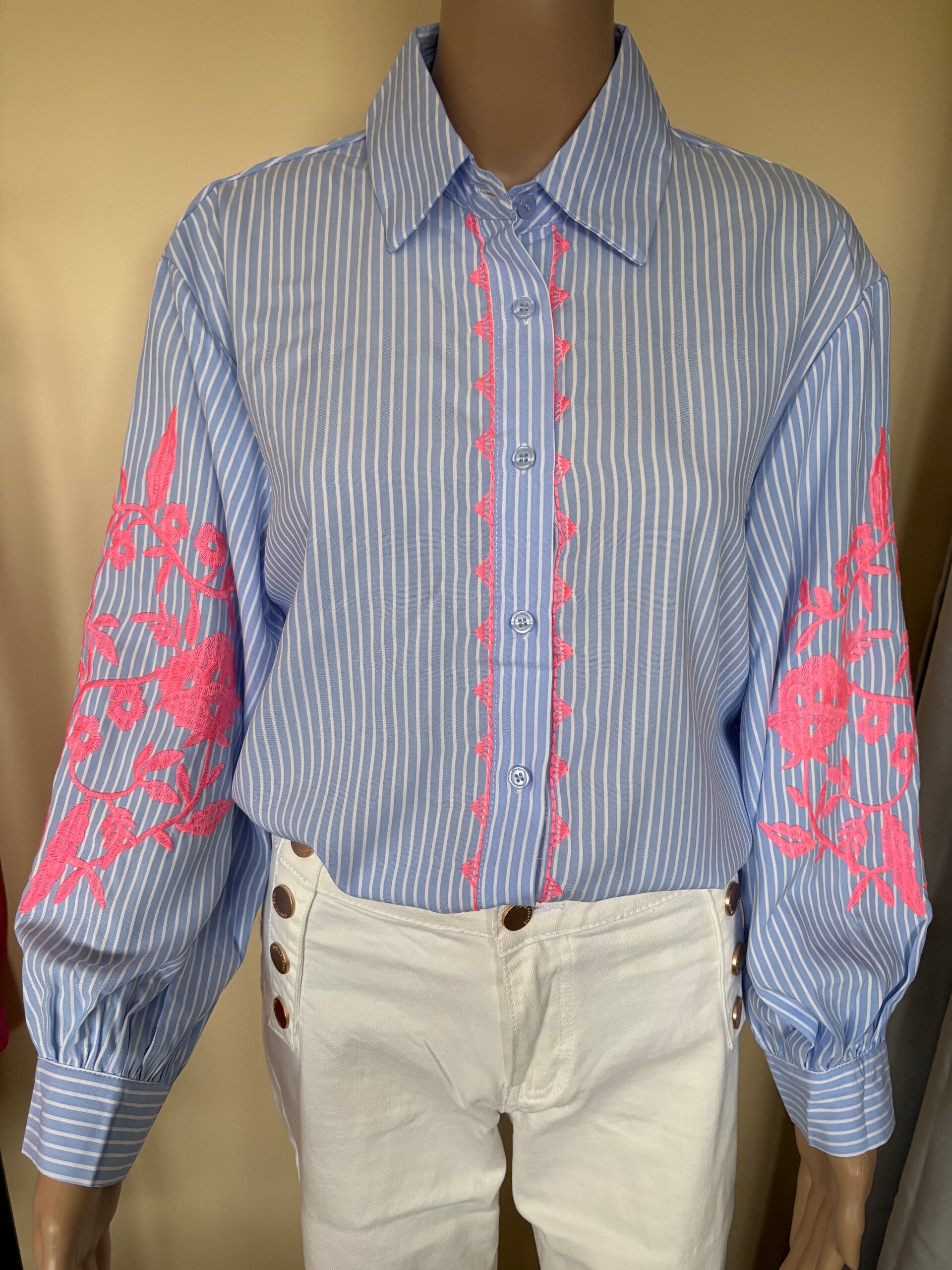 Blauwe blouse met roze accentmouw