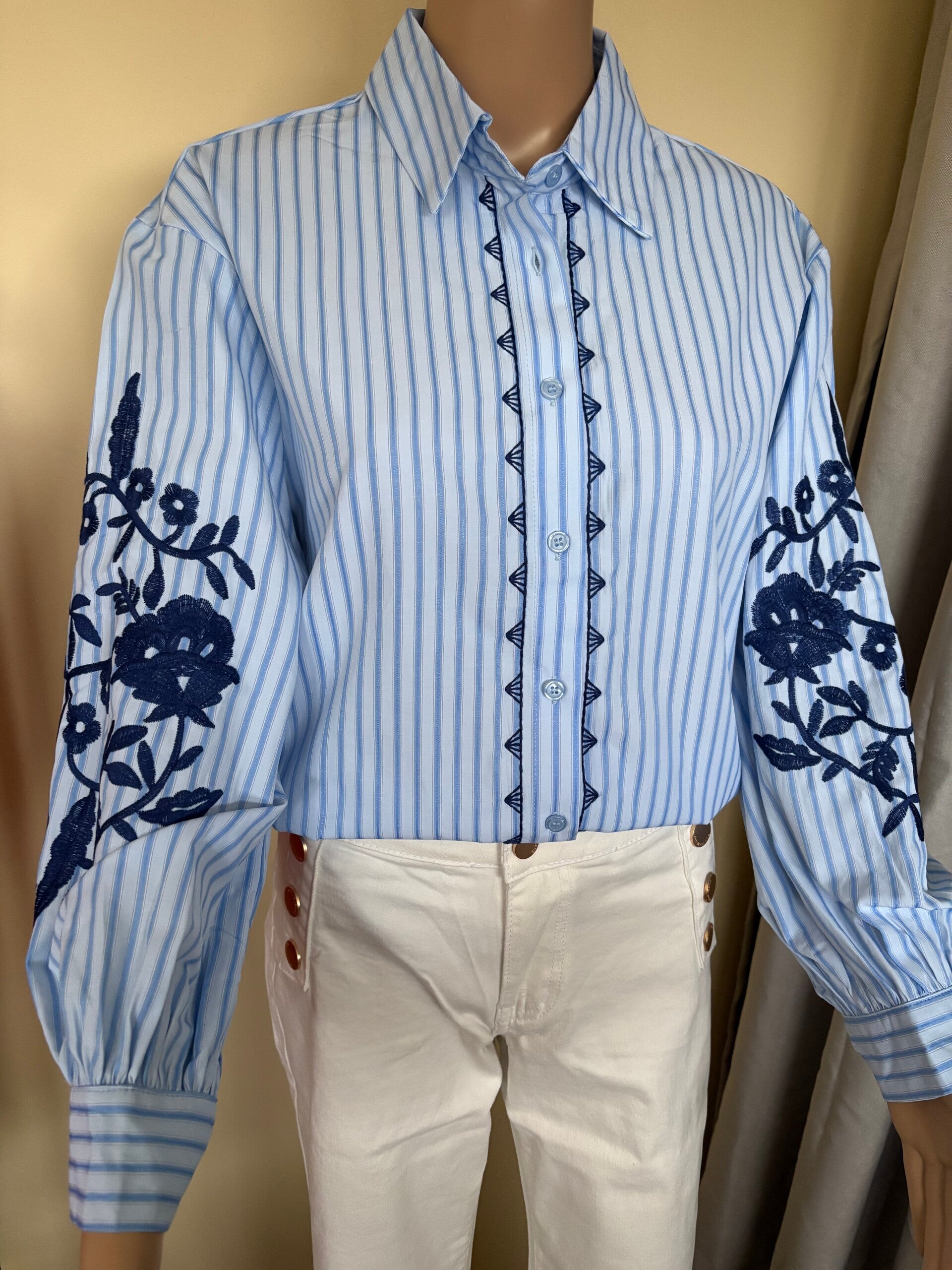 Blauwe blouse met accentmouw