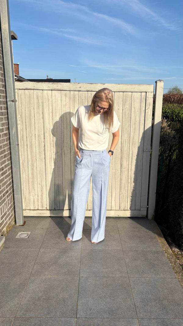 Blauwe broek met fijne witte streep