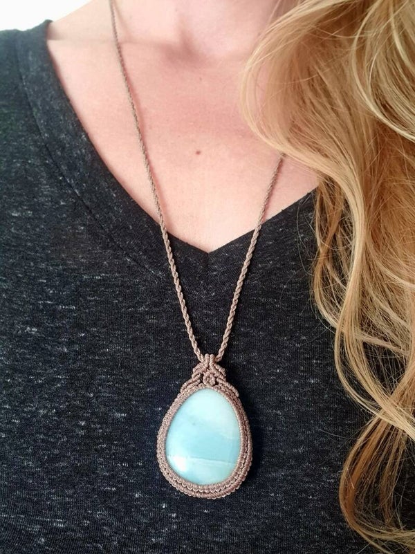 Je eigen edelsteen laten “wrappen” tot macramé ketting