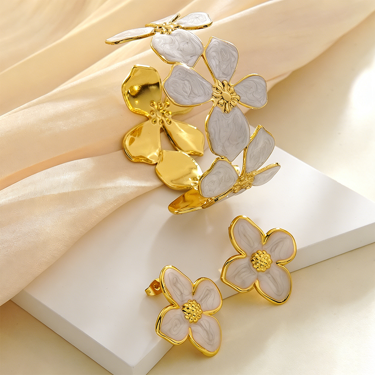 Ensemble Linda ( blanc et doré )