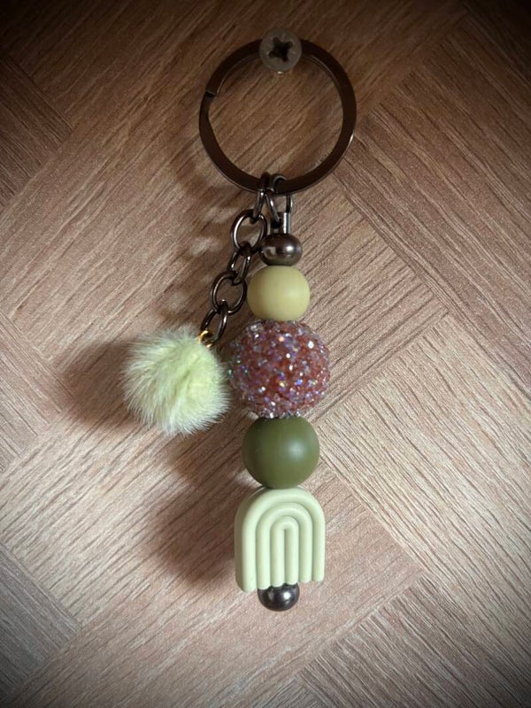 Basic olijf groene regenboog met mini pom