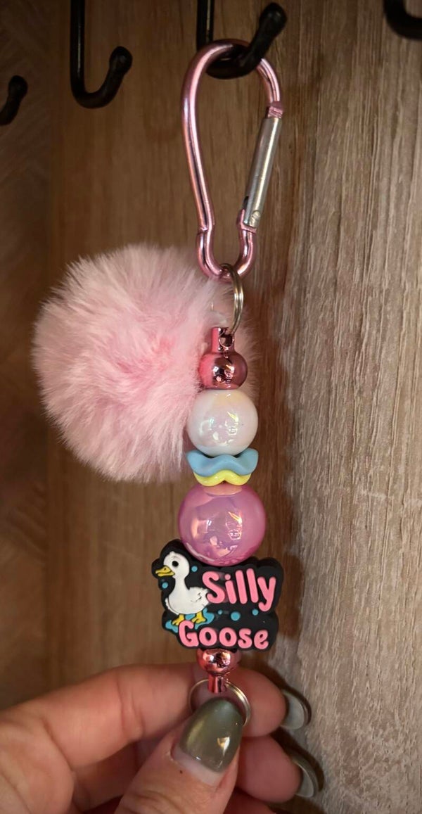 Basic Silly goose sleutelhanger roze pom