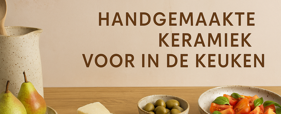 tekst: "handgemaakte keramiek voor in de keuken" met keukenservies, gevuld met eten op een houten tafel met een neutrale achtergrondkleur