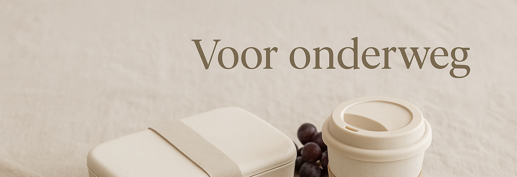 tekst: "voor onderweg" met een lunchdoos en een koffiecup met druiven op een beige tafel