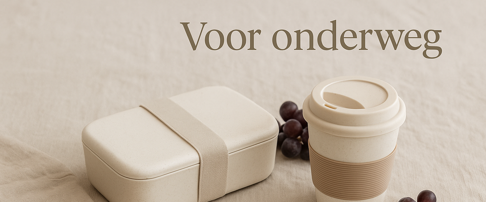 tekst: "voor onderweg" met een lunchdoos en een koffiecup met druiven op een beige tafel