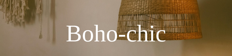 tekst: 'boho-chic" met een boho stoel, tafeltje, plant en kussens en een vaas met droogbloemen en een lamp
