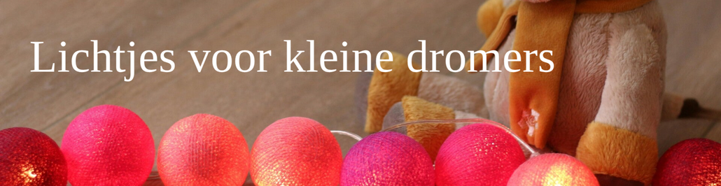 Kleurrijke kinderkamer met lamp, stoel, kussens, kast, knuffel en met tekst 'Voor de kleintjes"