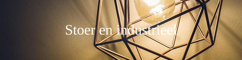 tekst: "stoer & industrieel" industriele hanglamp op een baksteen achtergrond met warme gloed