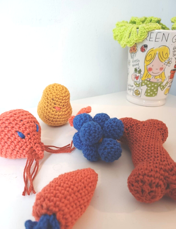 Set van 3 gehaakte muizen + 4 gehaakte speeltjes voor de kat – Made by Bolletje van katoen