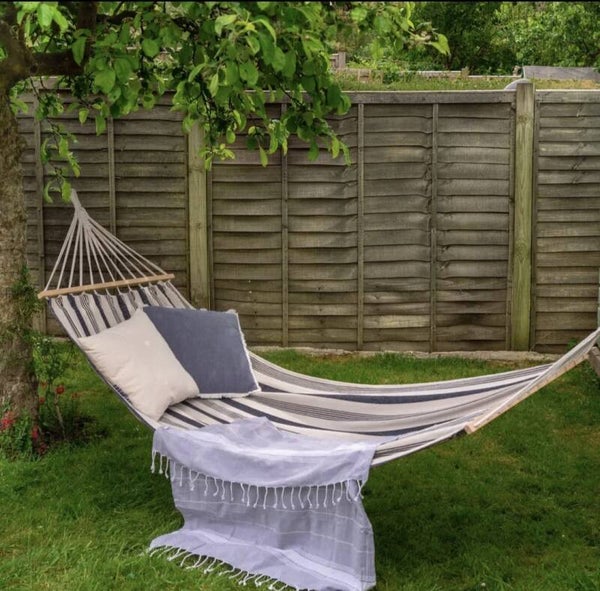 Harmonie in de lucht – gestreepte hangmat in zand-tinten